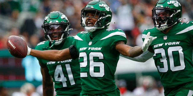 New York Jets' Brandin Echols celebrates his interception during the first half of an NFL football game against the Tampa Bay Buccaneers, 일요일, 1 월. 2, 2022, 이스트 러더퍼드에서, 뉴저지.