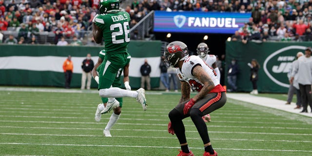 New York Jets' Brandin Echols, 왼쪽, intercepts a pass intended for Tampa Bay Buccaneers' Mike Evans during the first half of an NFL football game, 일요일, 1 월. 2, 2022, 이스트 러더퍼드에서, 뉴저지.