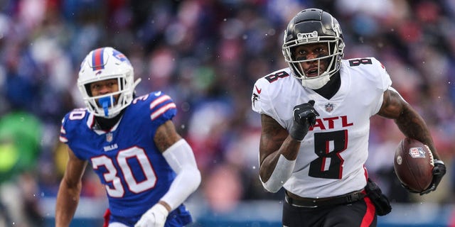 Atlanta Falcon Kyle Pitts (8) runs away from Buffalo Bill Dane Jackson (30) during the first half of a game Sunday, ene. 2, 2022, in Orchard Park, N.Y.