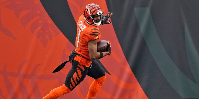 Cincinnati Bengals wide receiver Ja'Marr Chase celebrates after scoring a touchdown during the second half of an NFL football game against the Kansas City Chiefs, Sondag, Jan.. 2, 2022, in Cincinnati.