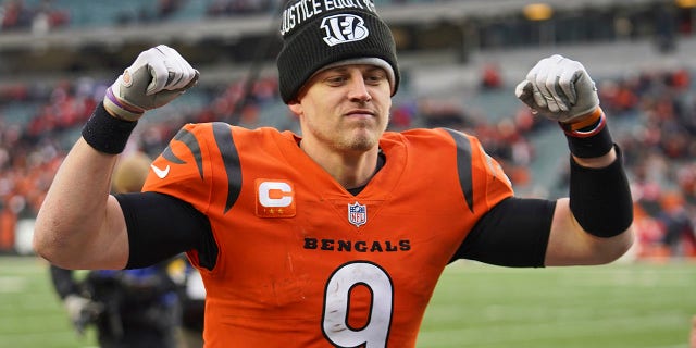 Cincinnati Bengals quarterback Joe Burrow celebrates after the Bengals defeated the Kansas City Chiefs 34-31 in an NFL football game, 星期日, 一月. 2, 2022, 在辛辛那提.