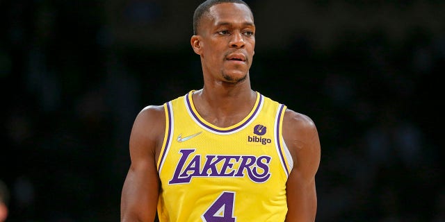 EXPEDIENTE - Los Angeles Lakers guard Rajon Rondo (4) stands during the first half of a preseason NBA basketball game against the Golden State Warriors in Los Angeles, martes, oct. 12, 2021. Cleveland completed its acquisition of the 35-year-old Rondo on Monday, ene. 3, 2021, finalizing their trade with the Los Angeles Lakers and what became a three-team deal also involving the New York Knicks.