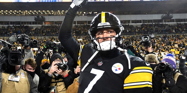 Pittsburgh Steelers quarterback Ben Roethlisberger (7) greets fans before leaving the field after an NFL football game against the Cleveland Browns, Monday, Jan. 3, 2022, in Pittsburgh.  The Steelers won 26-14.