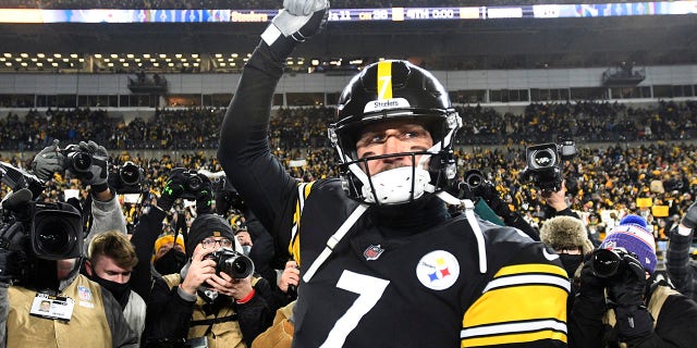 El mariscal de campo de los Steelers de Pittsburgh, Ben Roethlisberger (7), saluda a los fanáticos antes de abandonar el campo después de un partido de fútbol americano de la NFL contra los Browns de Cleveland, el lunes 3 de enero de 2022, en Pittsburgh.  Los Steelers ganaron 26-14.