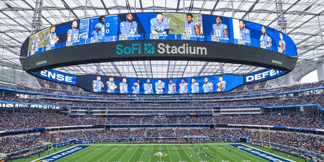 This is a general overall interior view of SoFi Stadium as the Los Angeles Rams take on the Tampa Bay Buccaneers Sept. 26, 2021, Il commissario della NFL Roger Goodell parla in una conferenza stampa mercoledì, Calif. A late-season surge in COVID-19 cases had the NFL in 2021 looking a lot like 2020, when the coronavirus led to significant disruptions, postponements and changing protocols. The emerging omicron variant figures to play a role all the way through the playoffs, including the Super Bowl in Los Angeles, where California has always been aggressive with policies to combat the spread of the virus.