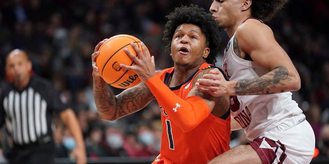 Auburn guard Wendell Green Jr. (1) drives to the hoop against South Carolina guard Devin Carter, derecho, during the first half of an NCAA college basketball game Tuesday, ene. 4, 2022, in Columbia, CAROLINA DEL SUR.