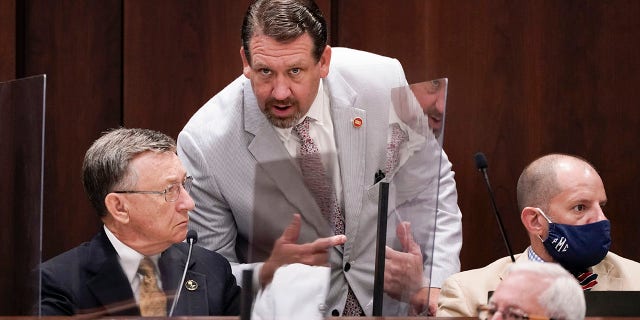 EXPEDIENTE - Rep. Jeremy Faison, R-Cosby, centrar, talks with Rep. Dan Howell, R-Georgetown, izquierda, during a meeting, ago. 11, 2020, en Nashville, Tenn. A top Tennessee House Republican lawmaker has apologized for losing his temper and being ejected from watching a high school basketball game after getting into a confrontation with a referee, including a brief gesture at pulling down the official's pants that is visible in video footage of the game. El martes, ene. 4, Reps2 Jeremy Faisonaison, 45, posted on Twitter that he "acted the fool tonight and lost my temper on a ref."