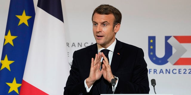 Francouzský prezident Emmanuel Macron hovoří během mediální konference s předsedkyní Evropské komise Ursulou von der Leyenovou po setkání v Elysejském paláci v Paříži, Francie, pátek 7. ledna 2022 (AP Photo/Michel Euler, Pool)
