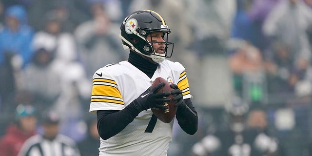Pittsburgh Steelers quarterback Ben Roethlisberger looks to pass against the Baltimore Ravens during the first half of an NFL football game, Sondag, Jan.. 9, 2022, in Baltimore.