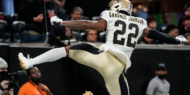 New Orleans Saints defensive back Chauncey Gardner-Johnson (22) celebrates his interception against the Atlanta Falcons during the first half of an NFL football game, 星期日, 一月. 9, 2022, 在亚特兰大.