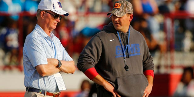 文件 - New York Giants coach Joe Judge, 对, looks toward team president John Mara talk during the NFL football team's training camp on July 31, 2021, in Newark, 新泽西. The low point in New York Giants co-owner John Mara’s more than 30-year association with the franchise was seeing the team's struggles in a four-win season that led to the retirement of general manager Dave Gettleman and the firing of coach Joe Judge.