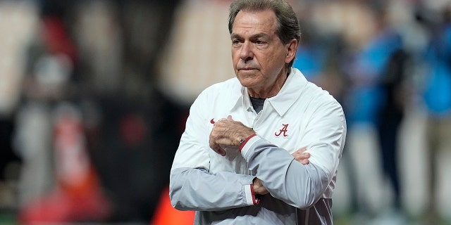 El entrenador en jefe de Alabama, Nick Saban, observa el calentamiento antes del partido de desempate de fútbol americano universitario contra Georgia el lunes 10 de enero de 2022 en Indianápolis.  (Foto AP/Paul Sancya)