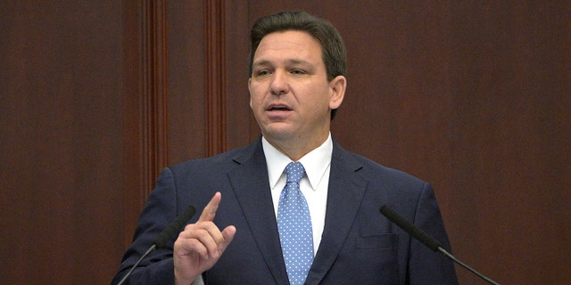 Il governatore della Florida Ron DeSantis si rivolge a una sessione congiunta di una sessione legislativa, martedì 11 gennaio 2022, a Tallahassee, in Florida.