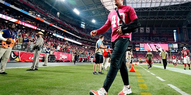 文件 - An injured Arizona Cardinals defensive end J.J. Watt walks off the field after an NFL football game against the Carolina Panthers on Nov. 14, 2021, in Glendale, 阿里兹.