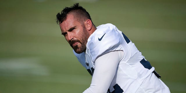 Eric Weddle des Rams de Los Angeles regarde pendant un camp d'entraînement de football de la NFL à Irvine, en Californie, le 30 juillet 2019. 