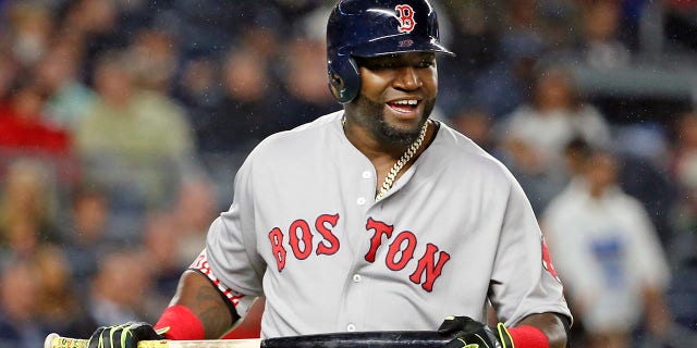 EXPEDIENTE - Boston Red Sox designated hitter David Ortiz reacts after flying out to deep center field in the sixth inning of a baseball game against the New York Yankees in New York, en septiembre. 28, 2016. Barry Bonds, Roger Clemens and David Ortiz appear to be the only players with a chance at Hall of Fame enshrinement when results are unveiled Tuesday, ene. 25, 2022, with Ortiz most likely to get in on his first try. Bonds and Clemens are each in their 10th and final turns under consideration by voters from the Baseball Writers' Association of America.