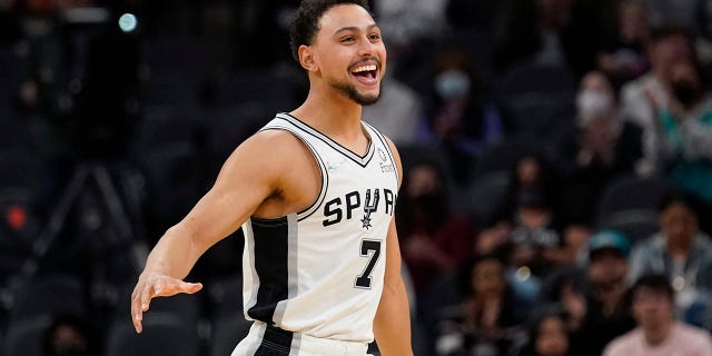 San Antonio Spurs guard Bryn Forbes (7) reacts to a score against the Houston Rockets during the second half of an NBA basketball game, 水曜日, 1月. 12, 2022, in San Antonio.