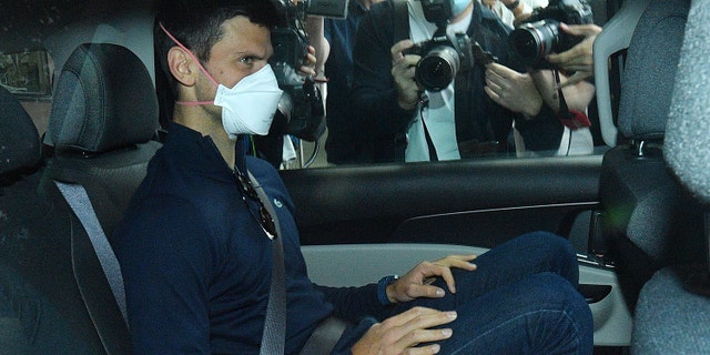 Der serbische Tennisspieler Novak Djokovic verlässt eine staatliche Haftanstalt, bevor er am Sonntag, den 16. Januar 2022, an einer Anhörung in der Kanzlei seines Anwalts in Melbourne, Australien, teilnimmt. (James Ross/AAP via AP)