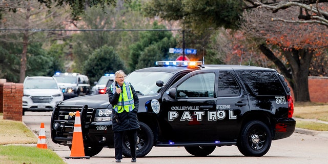 Law enforcement officials block a residential street near Congregation Beth Israel synagogue where a man took hostages during services on Saturday, 一月. 15, 2022, in Colleyville, 德州.