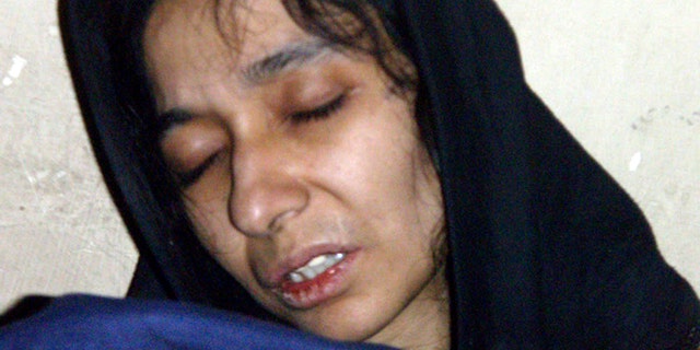 Aafia Siddiqui, a possible al-Qaeda associate, is seen in the custody of Counter Terrorism Department of Ghazni province in Ghazni City, Afghanistan, luglio 17, 2008.