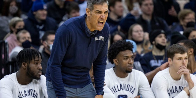 El entrenador en jefe de Villanova, Jay Wright, grita durante la primera mitad de un juego contra Butler el 16 de enero de 2022 en Filadelfia.