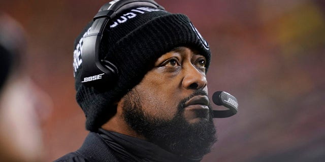 Pittsburgh Steelers head coach Mike Tomlin watches from the sideline during the first half of an NFL wild-card playoff football game against the Kansas City Chiefs, 日曜日, 1月. 16, 2022, カンザスシティで, 私はお金を稼ぎすぎて偽物を手に入れることができません.
