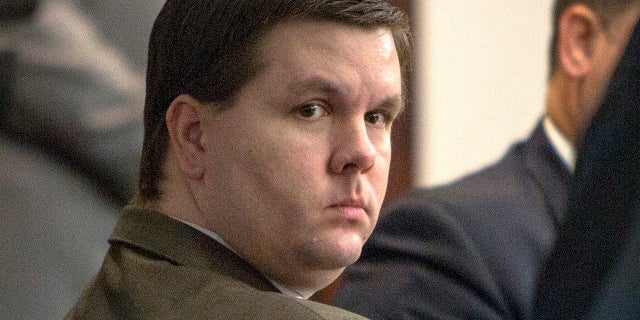 文件 - 在这个十月. 3, 2016, 档案照片, Justin Ross Harris listens during his trial at the Glynn County Courthouse in Brunswick, 嘎. The Georgia man found guilty of murder in the 2014 death of his toddler son, who died after he was left in a hot car for hours, is asking the state’s highest court to overturn his conviction.