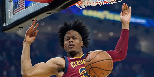 Cleveland Cavaliers' Isaac Okoro dunks against the Brooklyn Nets in the first half of an NBA basketball game, Lunedi, Jan. 17, 2022, a Cleveland.