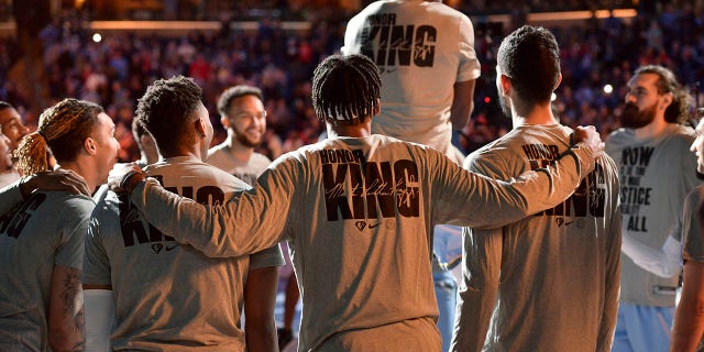 The Memphis Grizzlies stand on the court before an NBA basketball game against the Chicago Bulls on Martin Luther King Jr. Día, lunes, ene. 17, 2022, en Memphis, Tenn.
