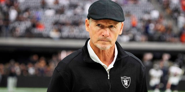 Las Vegas Raiders general manager Mike Mayock walks the sideline during an NFL football game against the Chicago Bears, 星期日, 十月. 10, 2021, 在拉斯维加斯. 在星期一, 一月. 17, 2022, the Las Vegas Raiders announced they have fired Mayock after three seasons and will begin a search for a coach and GM following their second playoff berth in the past 19 季节.