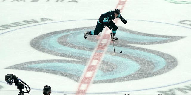Seattle Kraken left wing Jared McCann takes off from center ice to shoot a penalty shot against the Chicago Blackhawks during the third period of an NHL hockey game, 星期一, 一月. 17, 2022, 在西雅图. McCann did not score on this play but the Kraken won 3-2 after a shootout following overtime.