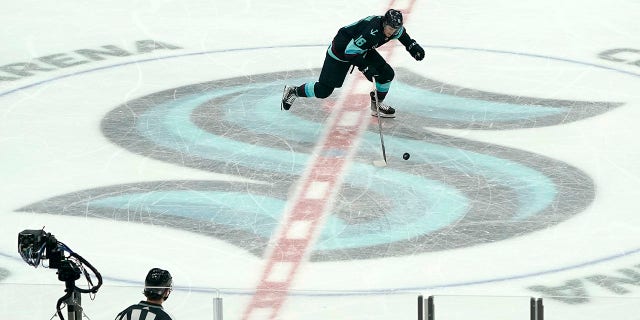 Seattle Kraken left wing Jared McCann takes off from center ice to shoot a penalty shot against the Chicago Blackhawks during the third period of an NHL hockey game, lunes, ene. 17, 2022, in Seattle. McCann did not score on this play but the Kraken won 3-2 after a shootout following overtime.