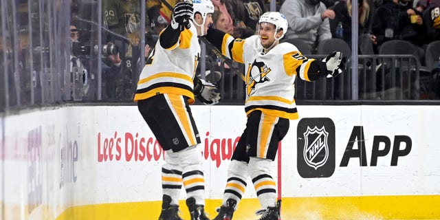 Pittsburgh Penguins center Teddy Blueger, derecho, celebrates his goal against the Vegas Golden Knights during the second period of an NHL hockey game Monday, ene. 17, 2022, en las vegas.