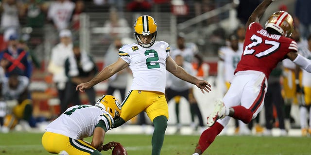 FILE -Green Bay Packers kicker Mason Crosby (2) kicks the game winning field goal from the hold of Corey Bojorquez during the second half of an NFL football game against the San Francisco 49ers in Santa Clara, Kalifornië, Sondag, Sept.. 26, 2021. The Packers and 49er meet Saturday, Jan.. 22, 2022.