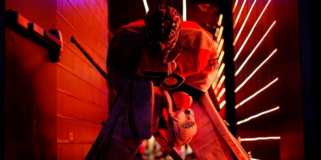 Philadelphia Flyers' Carter Hart waits outside the lockeroom before an NHL hockey game against the New York Islanders, 火曜日, 1月. 18, 2022, フィラデルフィアで.