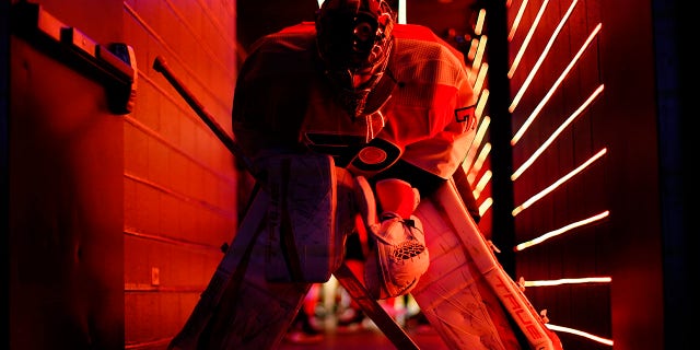 Philadelphia Flyers' Carter Hart waits outside the lockeroom before an NHL hockey game against the New York Islanders, 火曜日, 1月. 18, 2022, フィラデルフィアで.