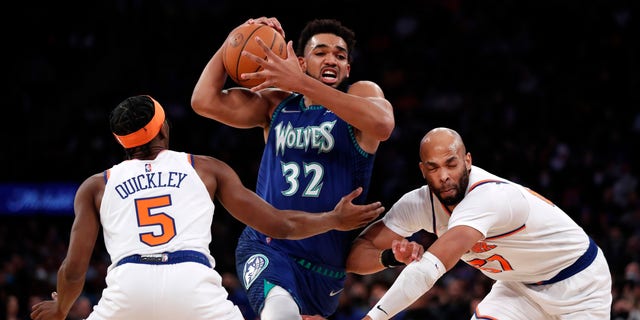 Minnesota Timberwolves center Karl-Anthony Towns (32) drives to the basket against New York Knicks guard Immanuel Quickley (5) and New York Knicks center Taj Gibson (67) during the first half of an NBA basketball game, 화요일, 1 월. 18, 2022 뉴욕에서. 