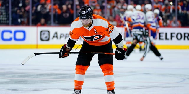 Philadelphia Flyers' Claude Giroux, 剩下, reacts after New York Islanders' Josh Bailey scored a goal during the second period of an NHL hockey game, 星期二, 一月. 18, 2022, 在费城.