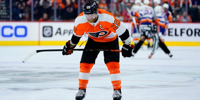Philadelphia Flyers' Claude Giroux, 왼쪽, reacts after New York Islanders' Josh Bailey scored a goal during the second period of an NHL hockey game, 화요일, 1 월. 18, 2022, 필라델피아.