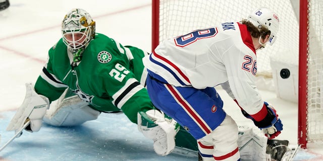 Montreal Canadiens left wing Christian Dvorak (28) scores a goal against Dallas Stars goaltender Jake Oettinger (29) during the third period of an NHL hockey game in Dallas, Dinsdag, Jan.. 18, 2022. The Canadiens won 5-3. 