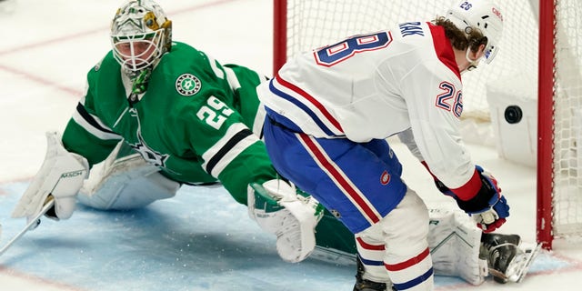 Montreal Canadiens left wing Christian Dvorak (28) scores a goal against Dallas Stars goaltender Jake Oettinger (29) during the third period of an NHL hockey game in Dallas, 火曜日, 1月. 18, 2022. The Canadiens won 5-3.