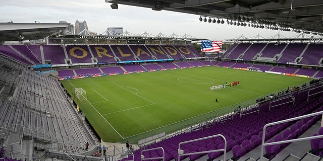 LÊER - Players with Toronto FC, reg, and Orlando City stand on the pitch at Exploria Stadium before an MLS soccer match, Saterdag, Junie 19, 2021, in Orlando, Fla. The United States will play its final home World Cup qualifier at Orlando, Florida, op Maart 27 against Panama. Die VSA. Soccer Federation announced Wednesday, Jan.. 19, 2022,  that the match will be at Exploria Stadium, waar die Amerikaners Panama geklop het 4-0 op Okt.. 6, 2017, ook hul naaslaaste kwalifiseerder.
