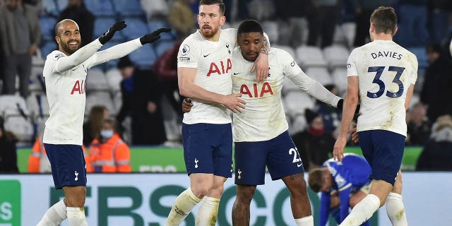 Tottenham's Lucas Moura, sinistra, Tottenham's Pierre-Emile Hojbjerg,Tottenham's Steven Bergwijn,Tottenham's Ben Davies celebrate their victory during the English Premier League soccer match between Leicester City and Tottenham Hotspur at King Power stadium in Leicester, Inghilterra, mercoledì, Jan. 19, 2022.