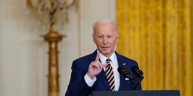 President Biden speaks to reporters in the East Room of the White House in Washington, Woensdag, Jan.. 19, 2022. 