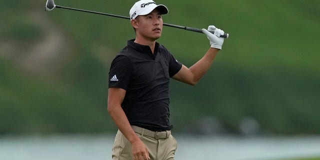 Collin Morikawa from the U.S. follows his ball on the 18th hole during the first round of the Abu Dhabi Championship golf tournament at the Yas Links Golf Course, in Abu Dhabi, Emirati Arabi Uniti, giovedi, Jan. 20, 2022.