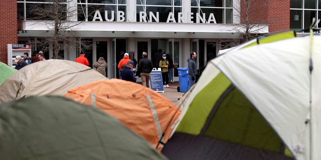 Auburn students and fans stand outside Auburn Arena as people camped out for the NCAA college basketball game against Kentucky, 土曜日, 1月. 22, 2022, 跳ね返る準備ができました, アラ.