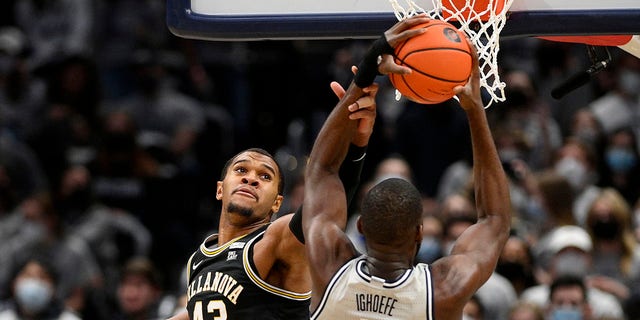 Villanova forward Eric Dixon (43) defends against Georgetown center Timothy Ighoefe (5) during the first half of an NCAA college basketball game, 토요일, 1 월. 22, 2022, 워싱턴.