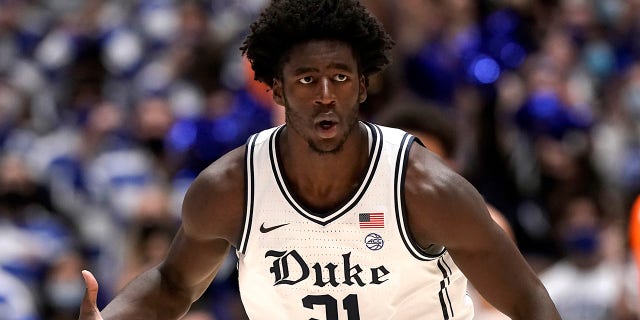 Duke forward A.J. Griffin (21) reacts following a basket against Syracuse during the first half of an NCAA college basketball game in Durham, 체크 안함., 토요일, 1 월. 22, 2022.