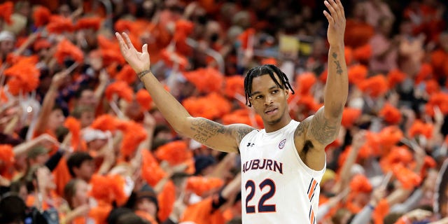 Auburn guard Allen Flanigan (22) reacts after a score during the second half of an NCAA college basketball game against Kentucky Saturday, 1 월. 22, 2022, in Auburn, Ala.