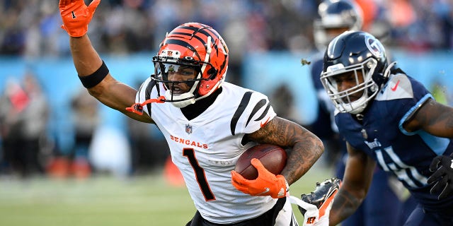 O recebedor branco do Cincinnati Bengals, Jmar Chase (1), corre contra o Tennessee Titans na primeira metade do jogo de futebol dos playoffs da Divisão da NFL no sábado, 22 de janeiro de 2022, em Nashville, Tennessee.